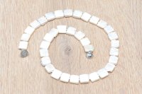 Perlenkette quadratisch 10mm, weiss mit Magnetverschluss, Länge ca. 44 cm